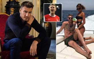 Nicklas Bendtner bóc trần cuộc sống cầu thủ Ngoại hạng Anh: ‘Họ chỉ thích gái gọi’