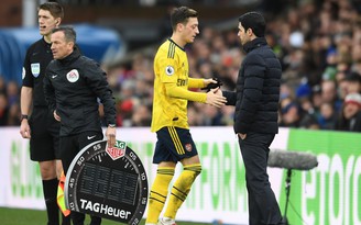 HLV Mikel Arteta ‘buồn và đau’ khi loại Mesut Ozil, nhưng vì lợi ích của Arsenal
