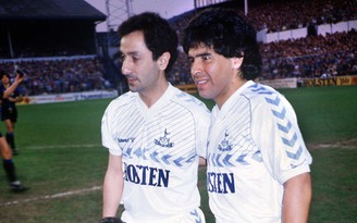 Diego Maradona từng thi đấu tại Anh cho… CLB Tottenham và đi mượn giày