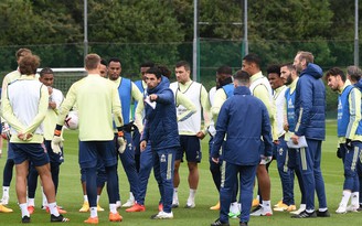 HLV Arteta họp khẩn cầu thủ Arsenal trước trận derby bắc London với Tottenham