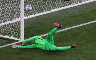 EURO 2020: Bàn thắng ‘trời ơi đất hỡi’ của thủ môn Szczesny