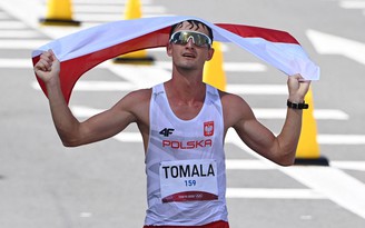 VĐV đi bộ Dawid Tomala giúp điền kinh Ba Lan bám sát Mỹ ở Olympic 2020