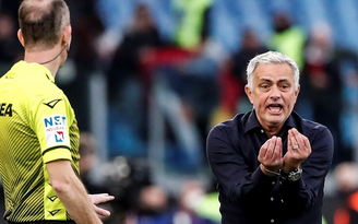 HLV Mourinho đòi đổi tên bóng đá vì trọng tài từ chối bàn thắng của AS Roma
