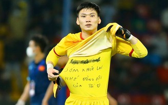 Thủ môn U.23 Việt Nam ăn mừng bằng lời chúc các đồng đội mau hết bệnh