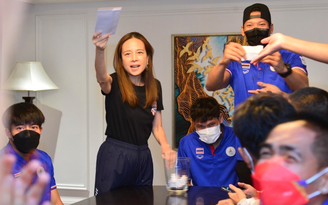 Nữ tỉ phú Nualphan Lamsam ‘Madam Pang’ tặng tiền thưởng cho U.23 Thái Lan trước khi về nước