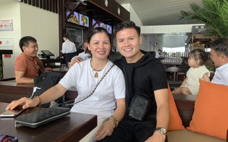 Mẹ Quang Hải bịn rịn tạm biệt con trai sang Pháp thi đấu