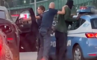 Cầu thủ CLB Chelsea bị cảnh sát dùng súng khống chế giữa đường