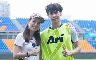 Madam Pang vô tình làm thui chột tài năng trẻ xuất sắc của bóng đá Thái Lan?