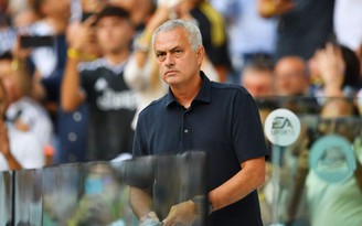 Các cựu danh thủ Ý đồng loạt tấn công HLV Mourinho