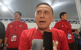 Chủ tịch PSSI bị vạ miệng vì nói ‘CĐV vui vẻ’ giữa thảm kịch bóng đá Indonesia