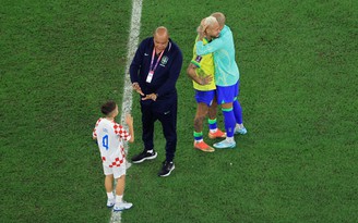 Hình ảnh con trai của tiền đạo Ivan Perisic an ủi Neymar đầy cảm xúc