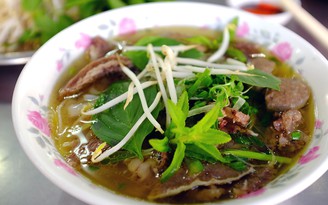 Vì sao ăn phở Sài Gòn kèm giá và rau thơm, khác hẳn phở Hà Nội?