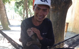 Kỳ lạ chuyện 2 vợ chồng nuôi khỉ làm 'con trai'