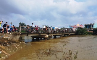 Nhảy cầu thi bơi giữa mùa lũ, một thanh niên mất tích