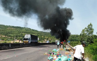 Phú Yên: Đang lưu thông trên đường, xe chở hàng chuyển phát nhanh bị cháy rụi