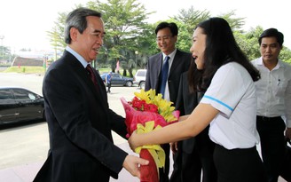 Trưởng ban Kinh tế trung ương chia sẻ với sinh viên về khái niệm 'người giàu'