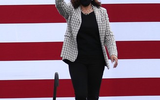 Tân phó tổng thống Mỹ Kamala Harris và giày Converse đã viết lại bộ quy tắc về thời trang chính trị