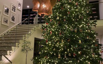 Kylie Jenner khoe cây thông Giáng sinh năm 2020 cao đến tận trần nhà