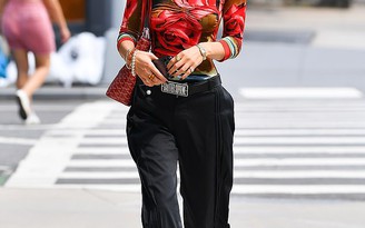 Bella Hadid diện quần ống loe trên cả tuyệt vời
