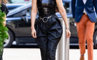 Gigi Hadid tự tin vô đối với quần áo màu đen