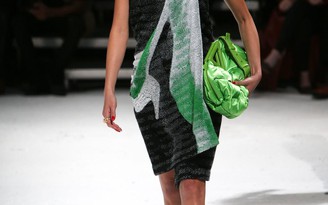 Những mẫu túi xách “càn quét” khắp các sàn diễn thời trang mùa Xuân Hè 2022