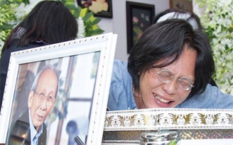 Nhạc sĩ Nguyễn Quang ôm linh cữu cha bật khóc nức nở