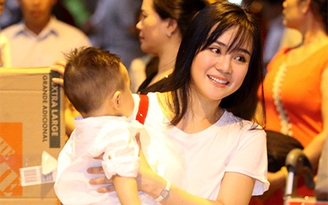 Vy Oanh bất ngờ về nước cùng con trai 2 tuổi