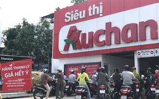 Người dân tranh 'dọn' hàng giảm giá tại 15 siêu thị Auchan