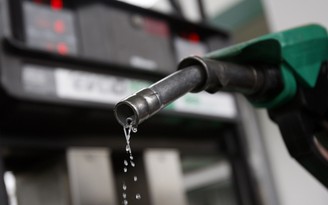 Giá xăng dầu hôm nay 18.2.2022: Tiếp tục trượt dốc, về dưới mốc 93 USD/thùng