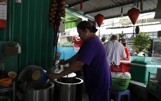 Quán bún bò Huế 30 năm không bao giờ đóng cửa níu chân người Sài Gòn