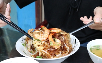 Miến trộn ăn no nê ở Sài Gòn bởi bà chủ 'nhìn mặt khách'… để bán