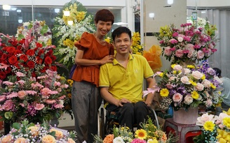 Giữa chợ hoa Hồ Thị Kỷ, cặp vợ chồng từng bị liệt thắp đèn xuyên đêm cắm hoa