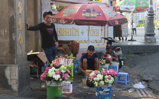 Rằm tháng Giêng: Người bán nhang, hoa ‘buồn thiu’ vì ít người đi chùa
