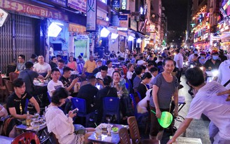 Người Sài Gòn đi bar phố Tây Bùi Viện sau nhiều ngày bị cấm vì Covid-19
