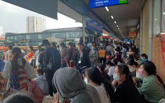 Người dân TP.HCM đổ dồn Bến xe Miền Đông, Miền Tây về quê nghỉ lễ 30.4