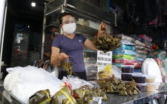 Người Sài Gòn ‘kín mít’ đi chợ mua bánh tro, bánh trôi dịp tết Đoan Ngọ