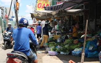 TP.HCM bùng phát dịch Covid-19: Tạm dừng chợ tự phát, người bán buồn nhưng vẫn chấp hành