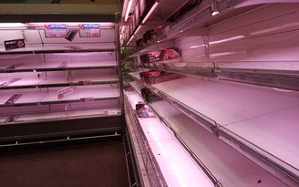 TP.HCM đóng hàng loạt chợ: Đi siêu thị xếp hàng, nhiều 'kệ online' cập nhật không kịp