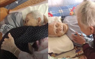 Cảm động mẹ già 105 tuổi gặp lại con gái 84 tuổi sau giãn cách xã hội