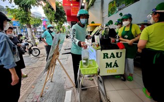 TP.HCM: Hàng quán nhộn nhịp bán trở lại sau hơn 2 tuần bình thường mới