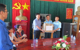 Anh Lê Quốc Phong thăm các đơn vị quân đội trên đảo Phú Quý