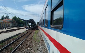 Tàu SE1 trật bánh ở Bình Thuận, đường sắt bắc nam tê liệt