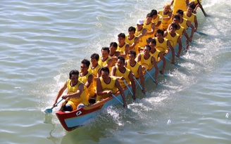 Rực rỡ sắc màu đua thuyền truyền thống trên sông Cà Ty