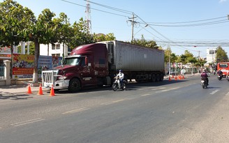 Cách ly tập trung 2 tài xế từ Hải Dương vào Phòng CSGT Bình Thuận nộp phạt