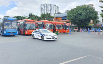 CSGT dẫn đoàn xe đón người dân Bình Thuận rời Bến xe Miền Đông về quê