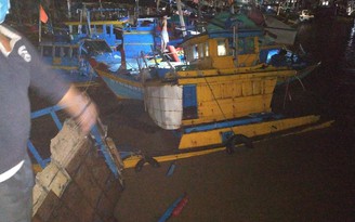 Bình Thuận: Lũ quét bất ngờ trên sông Dinh nhấn chìm nhiều tàu cá của ngư dân
