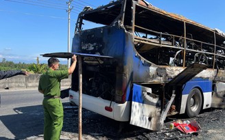 Bình Thuận: Xe khách giường nằm cháy rụi, gần 30 hành khách thoát chết trong gang tấc