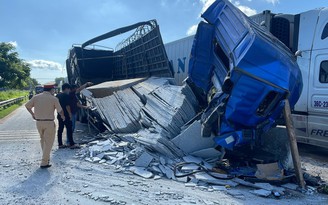 Bình Thuận: Lật xe tải chở đá hoa cương, kẹt xe nghiêm trọng trên QL1
