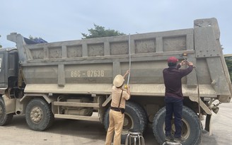 CSGT Bình Thuận cưỡng chế xe ben cơi nới thùng chở vật liệu, khoáng sản