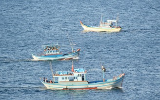 Bộ đội Biên phòng Bình Thuận ra Khánh Hòa tiếp nhận 4 ngư dân được cứu sống